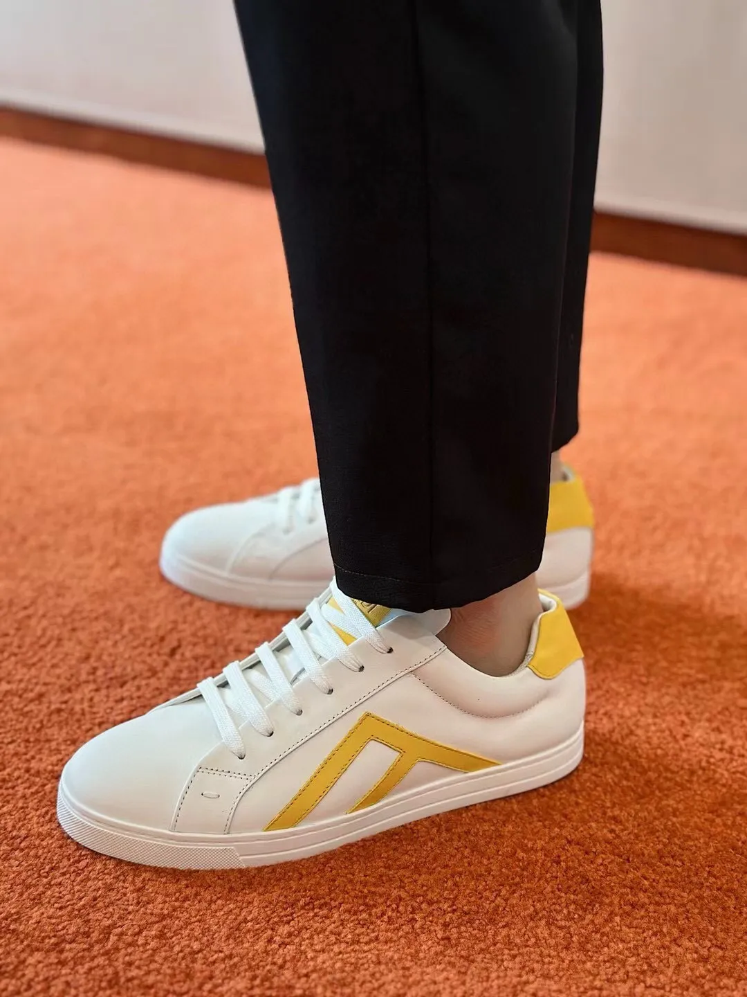 Factory price: 380💰 Fendi men's sports shoes - top version. In the corner, there is no limit to expression, highlighting the FF element cowhide to highlight personality, walking well! The shoe mouth is embossed with brand letters with a cowhide label. Cowhide upper + cowhide stitching mesh lining + T men's men's shoes 💰U outsole Size: 38-44, (customized at 45)